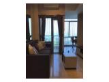 Sofa, meja kecil dan pintu ke arah balkon